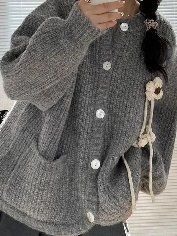 Dreidimensionaler Strick-Cardigan mit Blumendekor und Rundhalsausschnitt