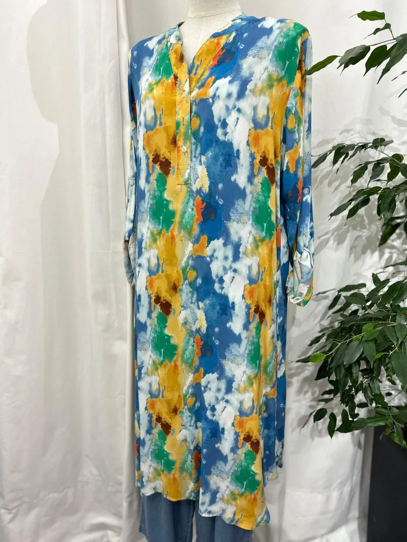 Fließendes Kleid mit Aquarelldruck