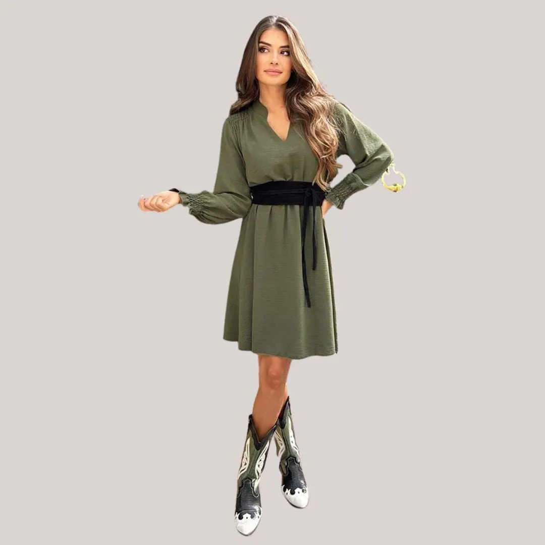 Lässiges Kleid mit V-Ausschnitt und gezogener Taille